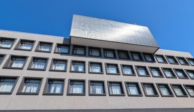 Kas ir tajā kastē tur augšā? Dzirnavu iela 113, Rīga