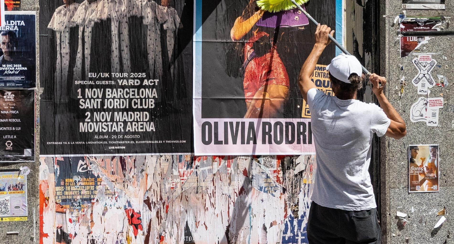 Fijar carteles, Madrid.