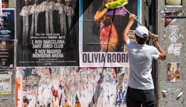 Fijar carteles, Madrid.