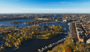 A city next to water

AI-generated content may be incorrect.