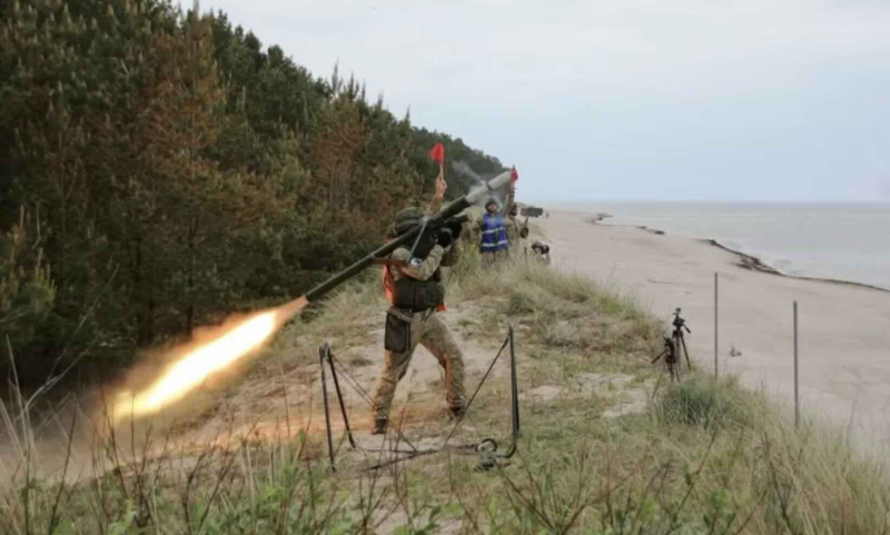 Lietuva tęsia kariuomenė modernizavimą: sandėlius papildė GROM atsargos