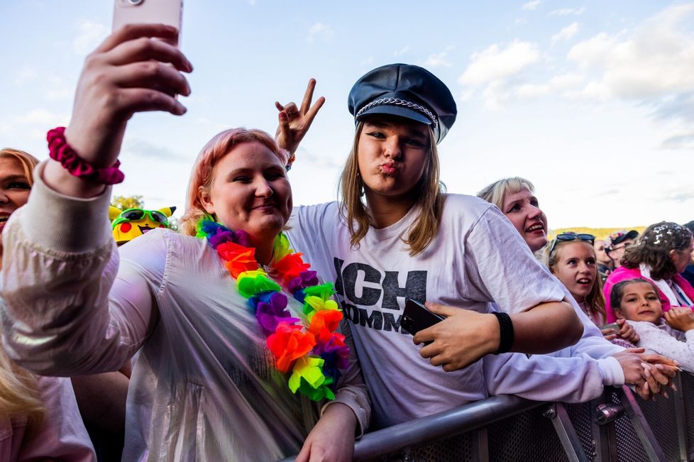 Teresa ja Kaspian ovat eturivissä Erika Wikmanin keikalla.