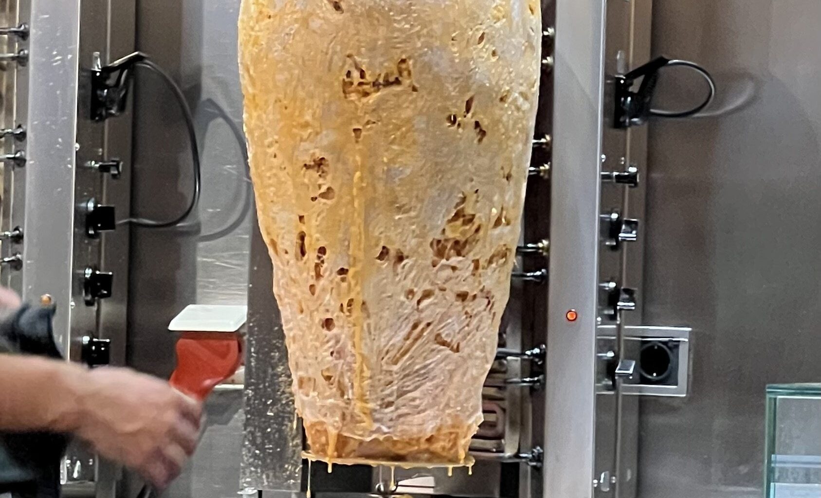 Is het normaal dat donerzaken het plastic van het döner afsmelten?