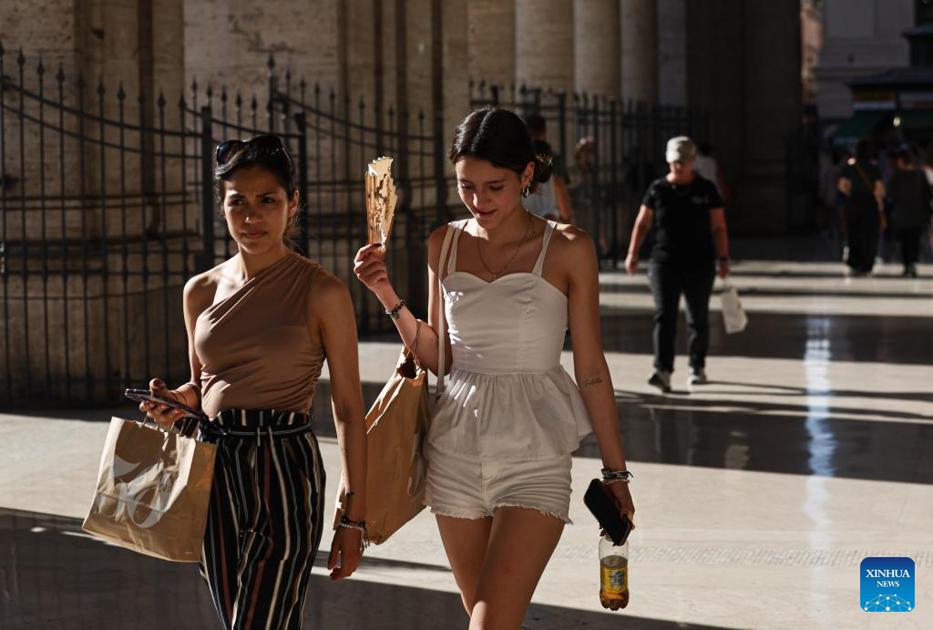 Summer sales start in Italy-Xinhua