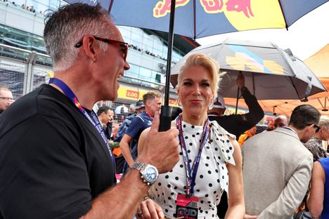 Hannah Waddingham seurasi Britannian F1-kilpailua.