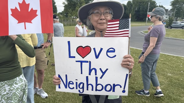 U.S. border city residents put their 'Elbows Up' for Canada amid trade war