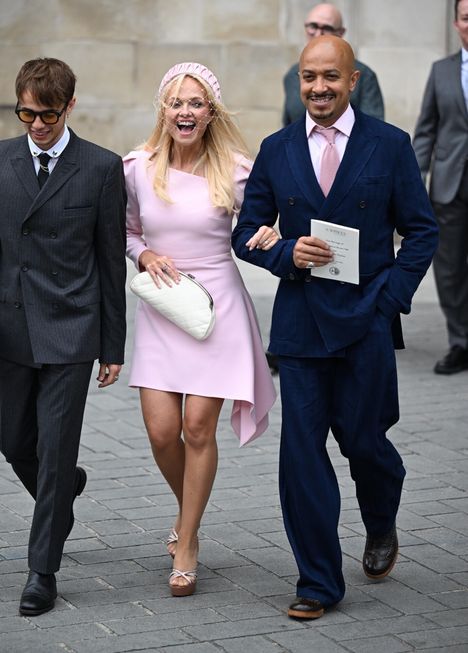 ”Baby Spice” eli Emma Bunton edusti Mel B:n häissä tyylilleen ominaisesti vaaleanpunaisessa luomuksessa.