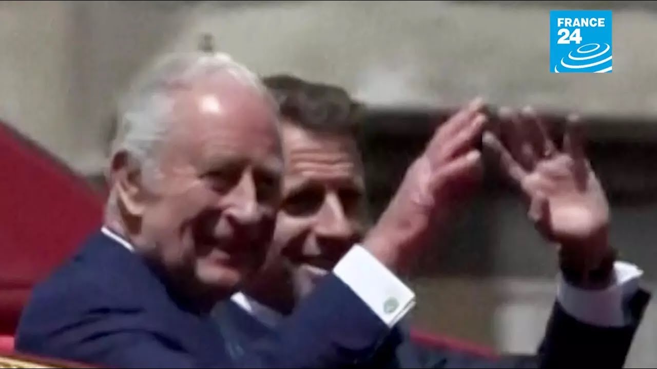 Emmanuel Macron défile en calèche avec le roi Charles III • FRANCE 24