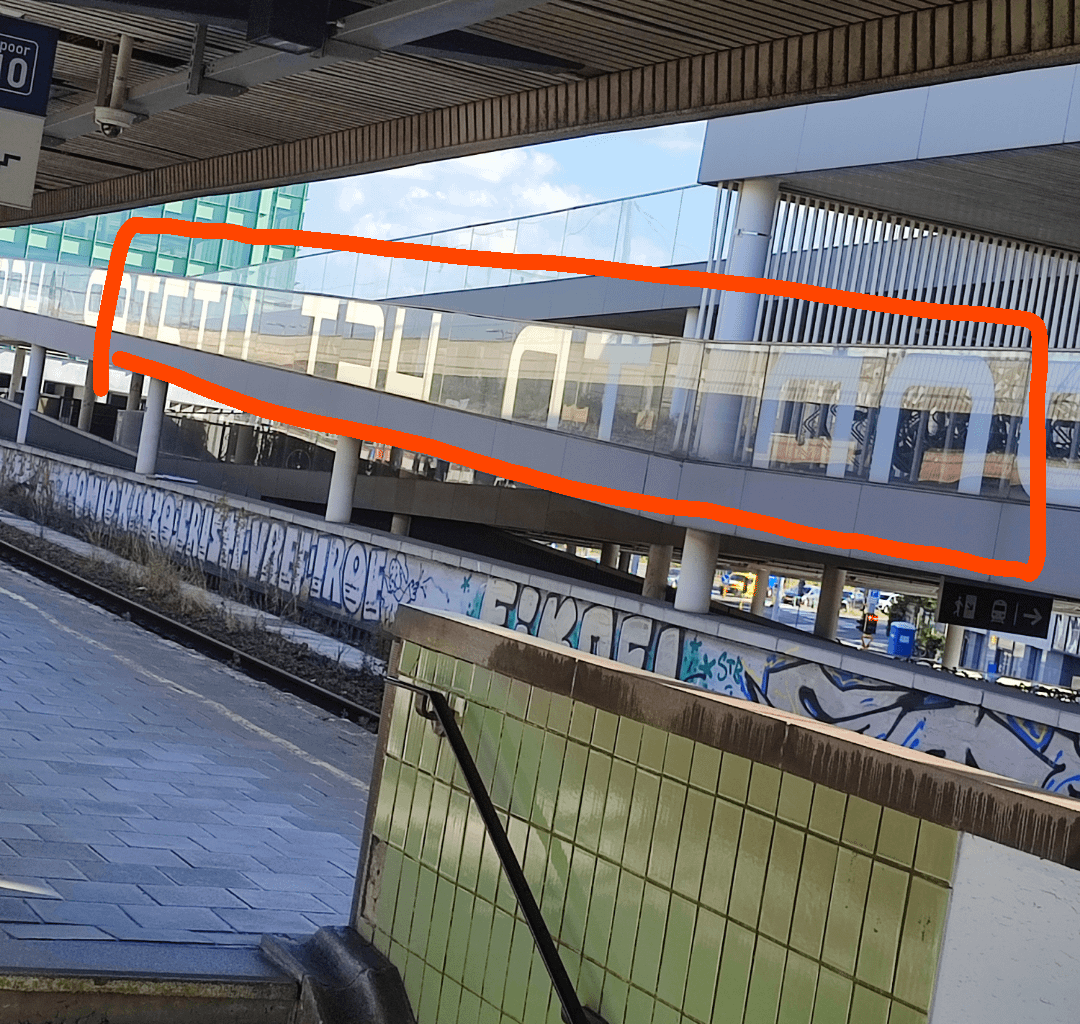 Kan iemand ontcijferen wat op de fietsstallingen aan Berchem station staat?
