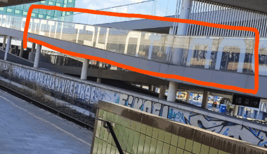Kan iemand ontcijferen wat op de fietsstallingen aan Berchem station staat?