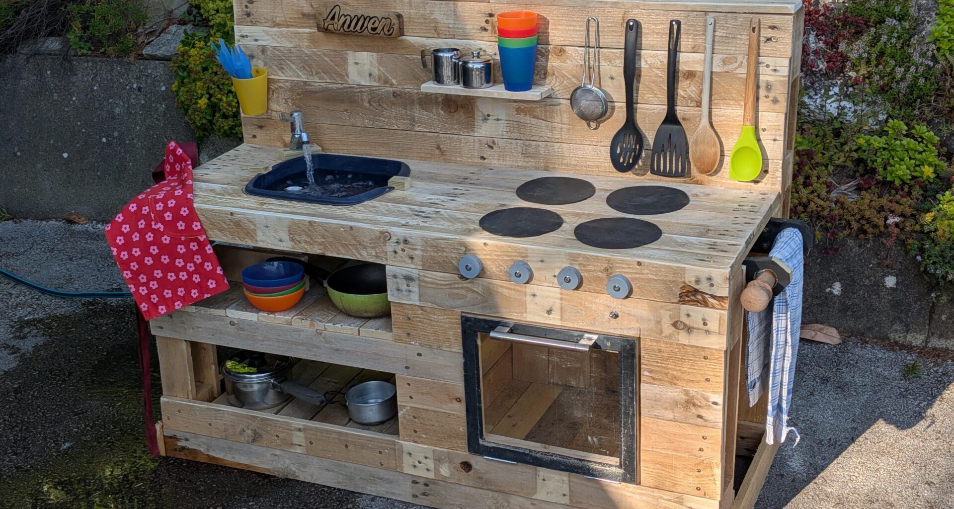 I finished the mud kitchen. Hope she likes it.