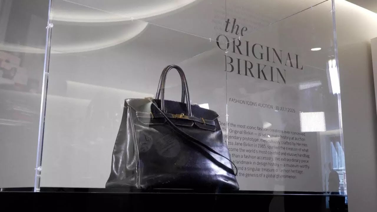 Luxe : le premier "sac Birkin" d’Hermès bat un record aux enchères • FRANCE 24