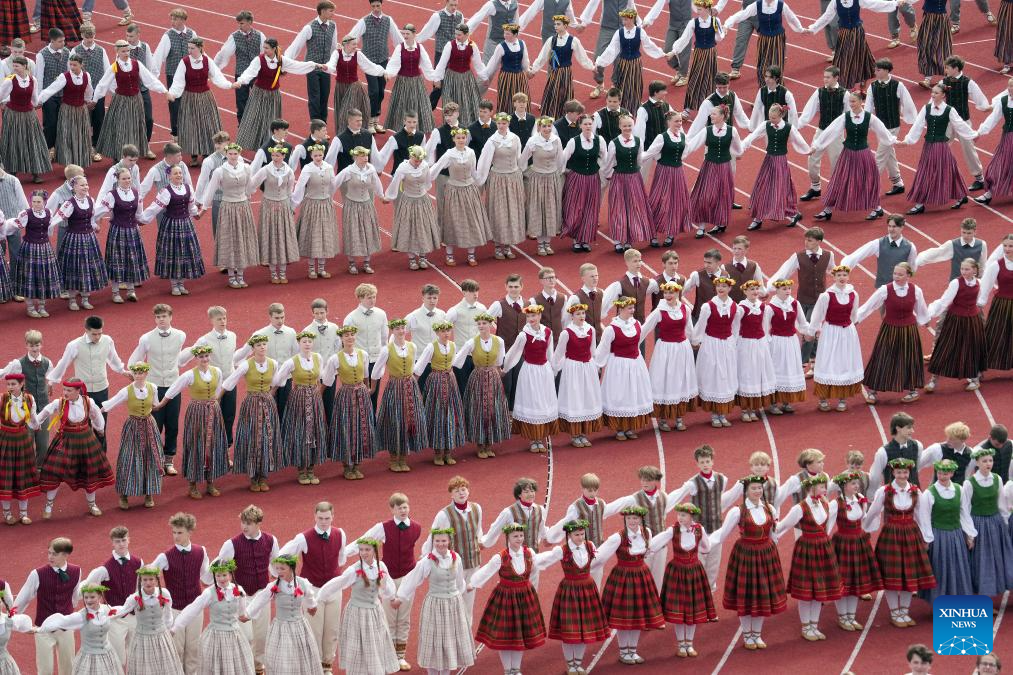 Grand folk dance show performed during 13th Latvian School Youth Song, Dance Festival-Xinhua