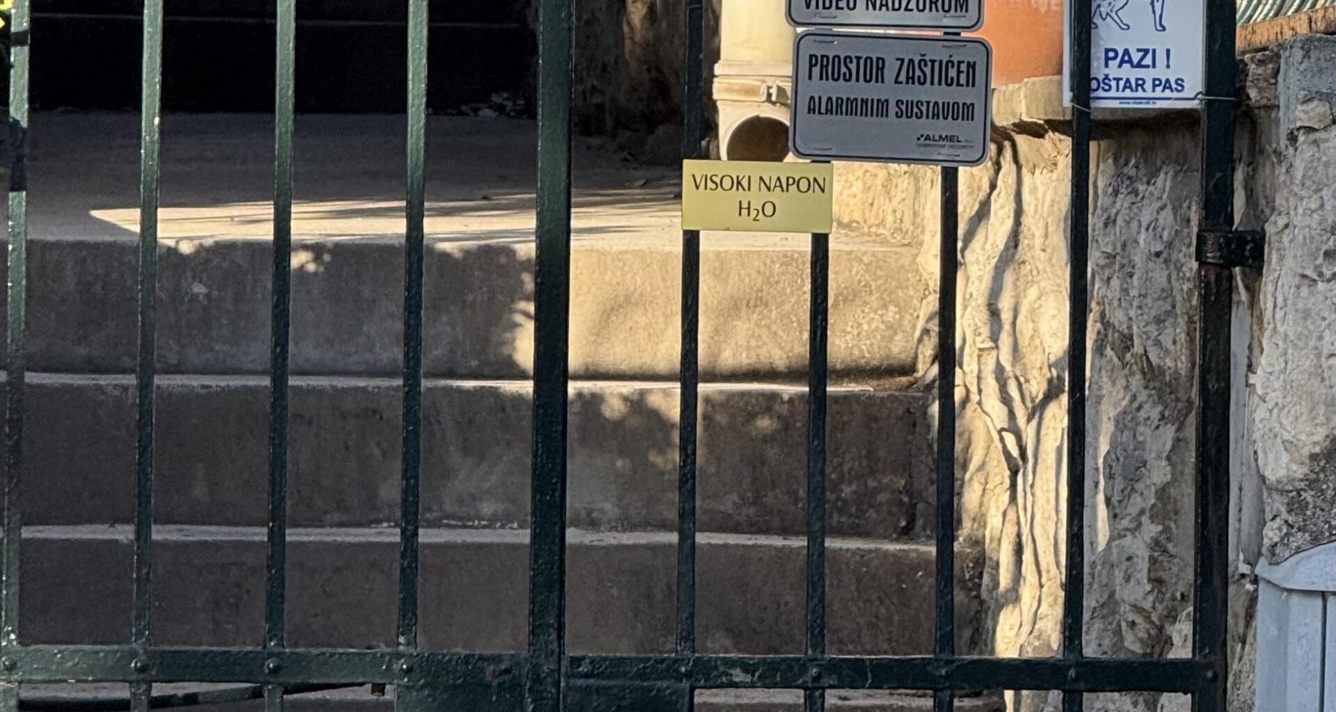 Pas, kamera, alarm, struja, voda