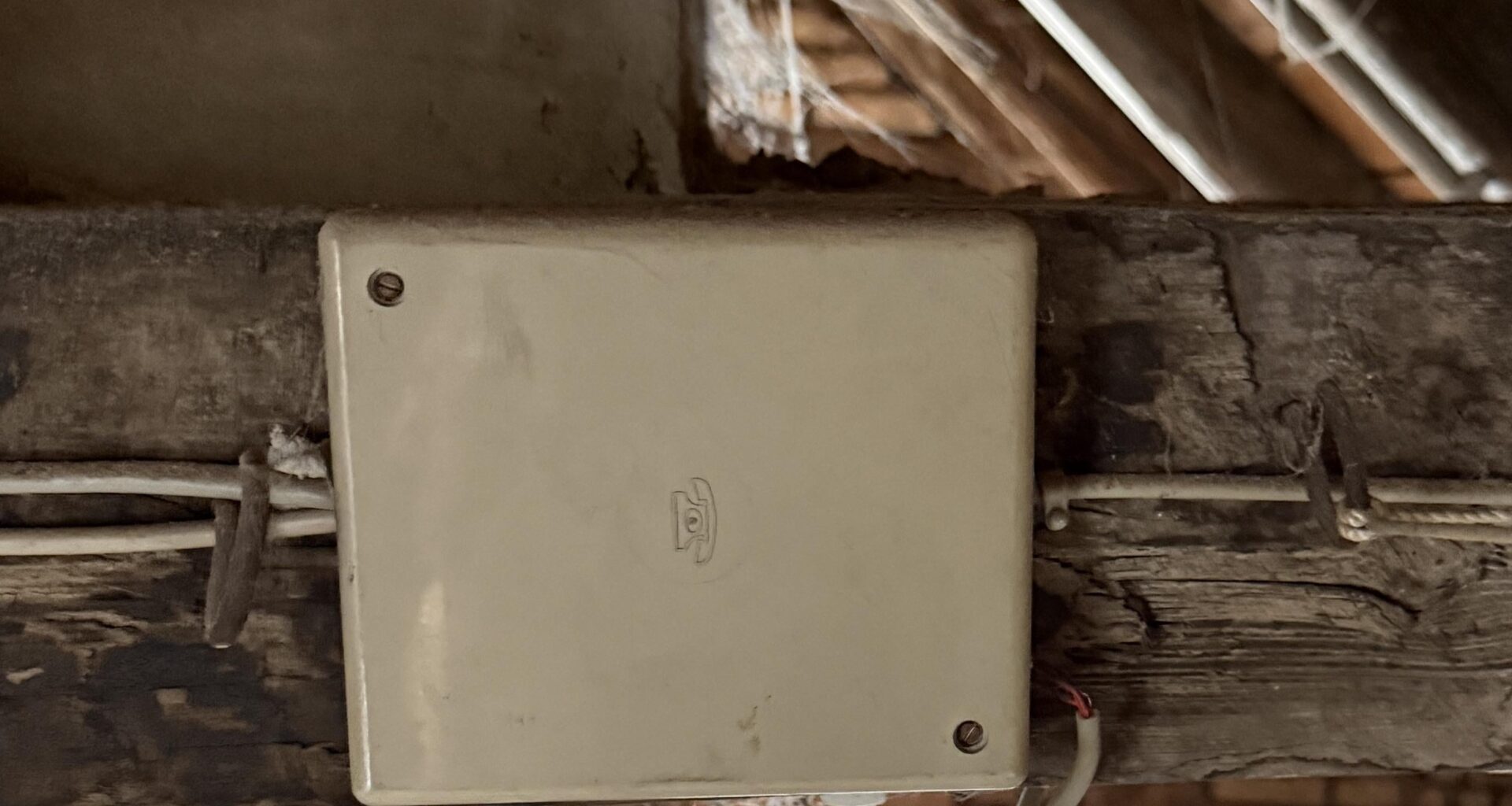 Is this the APL (Hausanschlusskasten)? Need help identifying