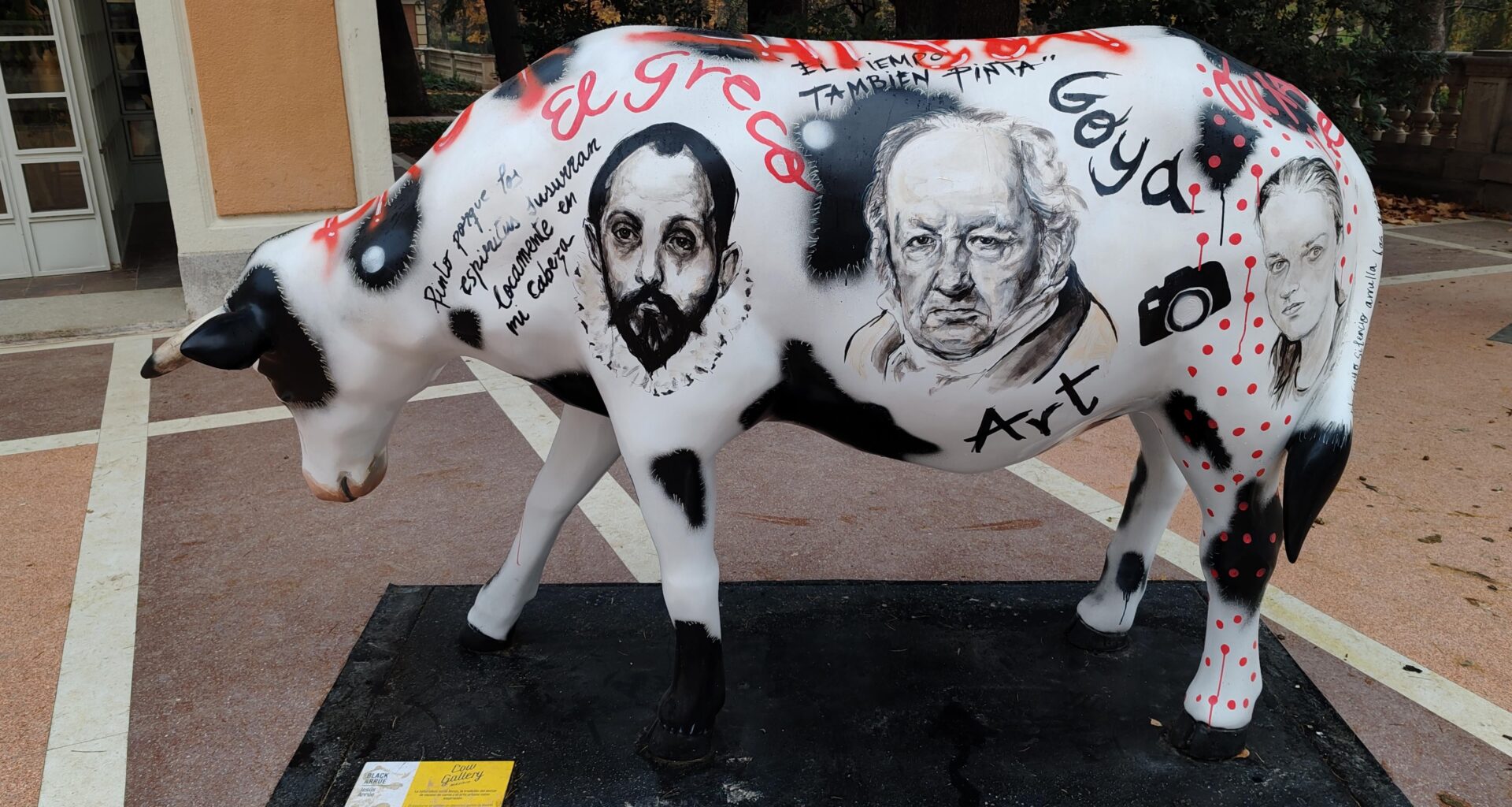 Cow " Black Arrúe", a work from Jesús Arrúe, Retiro Park, Madrid, Spain.