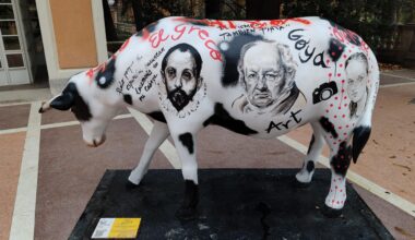 Cow " Black Arrúe", a work from Jesús Arrúe, Retiro Park, Madrid, Spain.