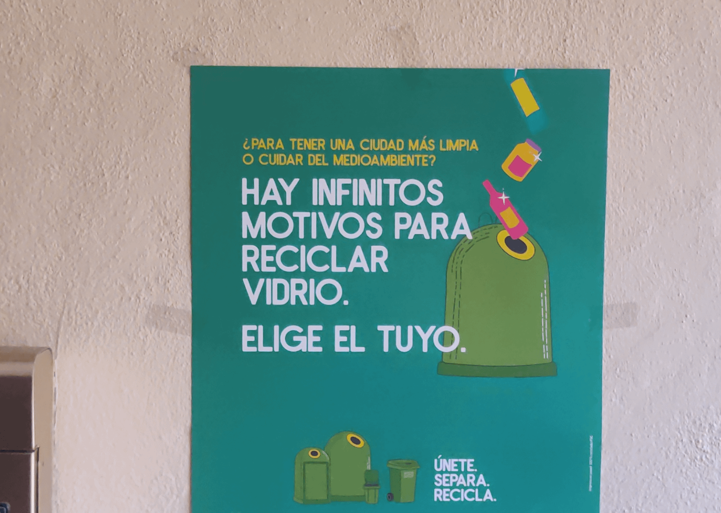 Cartel del ayuntamiento en propiedad privada