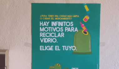 Cartel del ayuntamiento en propiedad privada