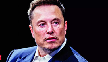 Elon Musk vs Warren Buffett: Elon Musk calls Warren Buffett boring, but secretly begged him to invest in Tesla