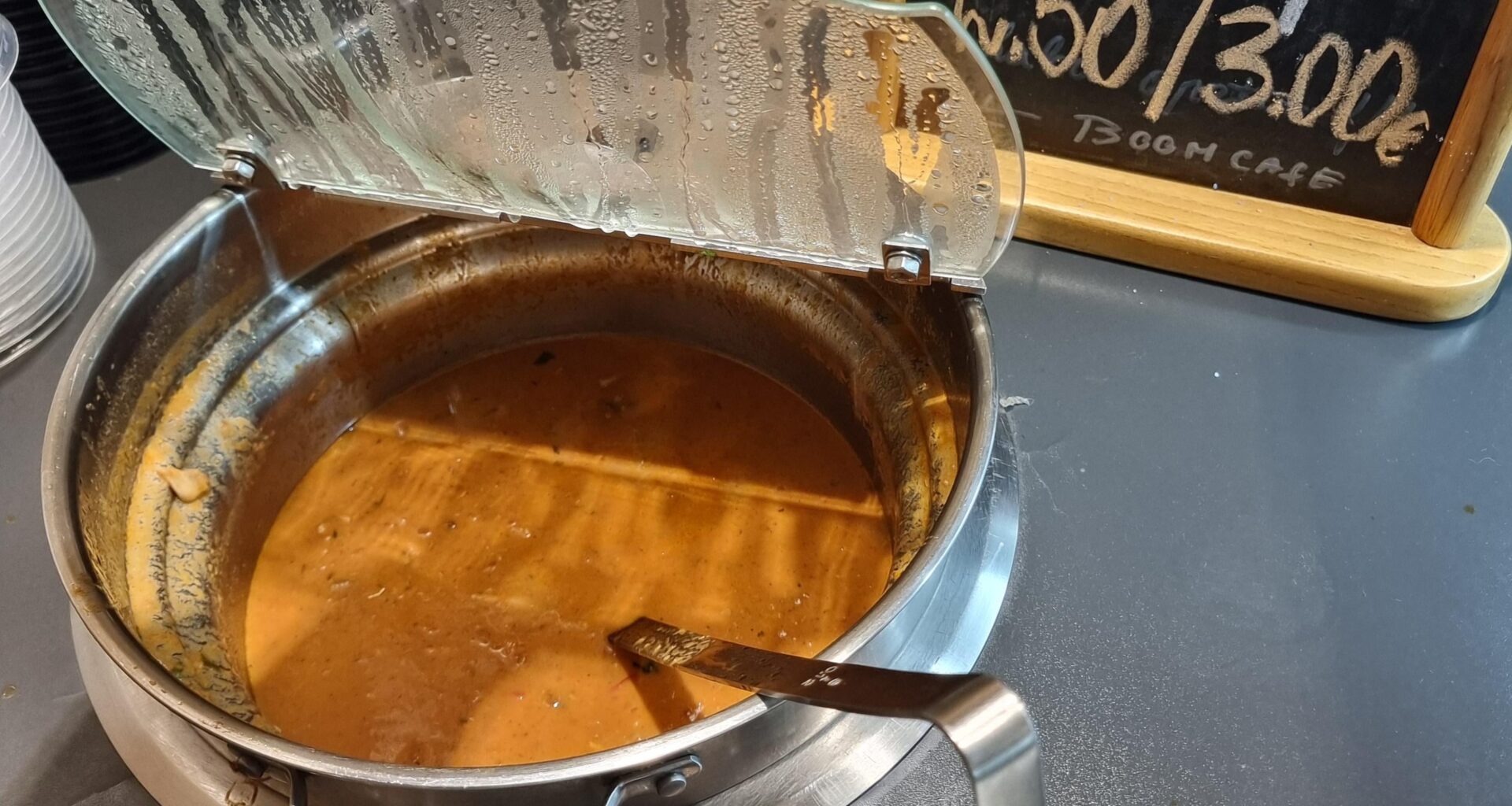 Kā var pateikt, ka vasara nav vasarīga? Darba ēdnīcā aukstās zupas vietā tiek iepildīta siltā zupa