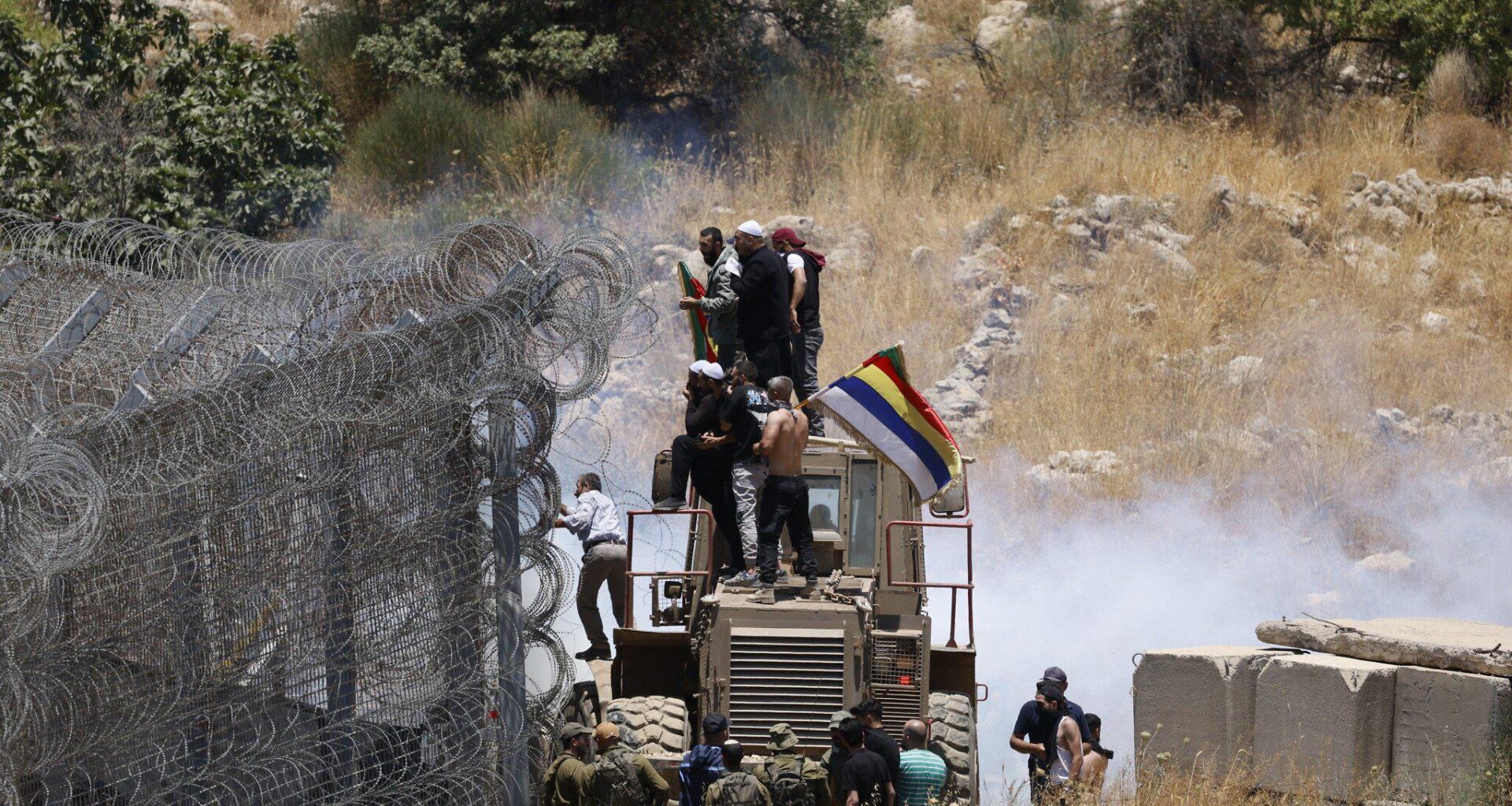 Border chaos as 1,000 Druze breach frontier into Syria; heavy IDF strikes hit Damascus