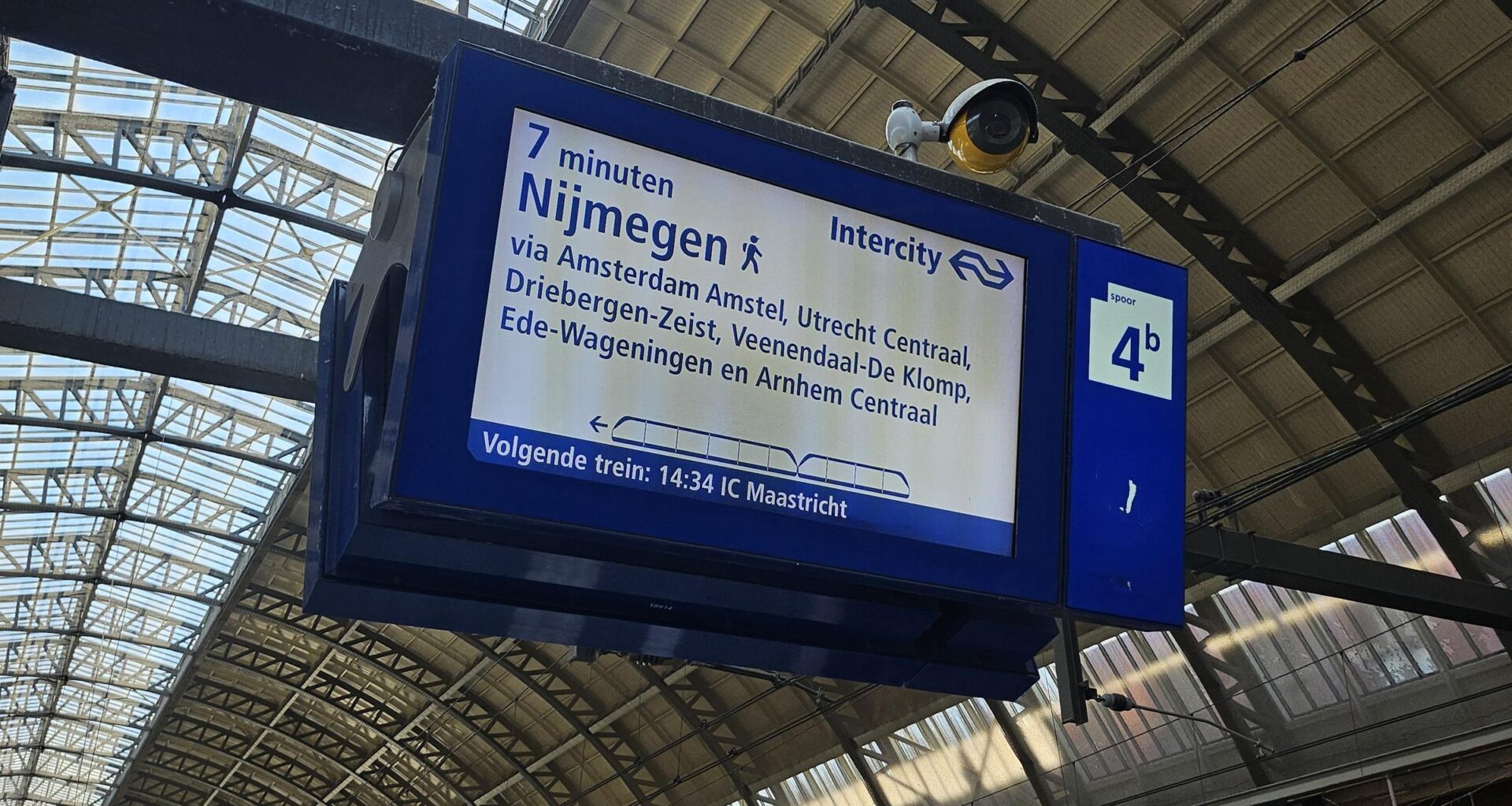 De trein naar Nijmegen geeft een lopend mannetje aan ter ere van de Nijmeegse Vierdaagse🚶