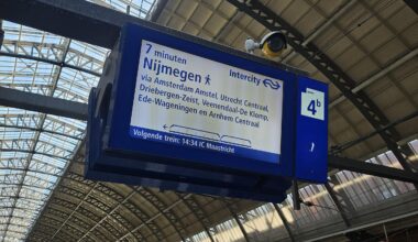 De trein naar Nijmegen geeft een lopend mannetje aan ter ere van de Nijmeegse Vierdaagse🚶