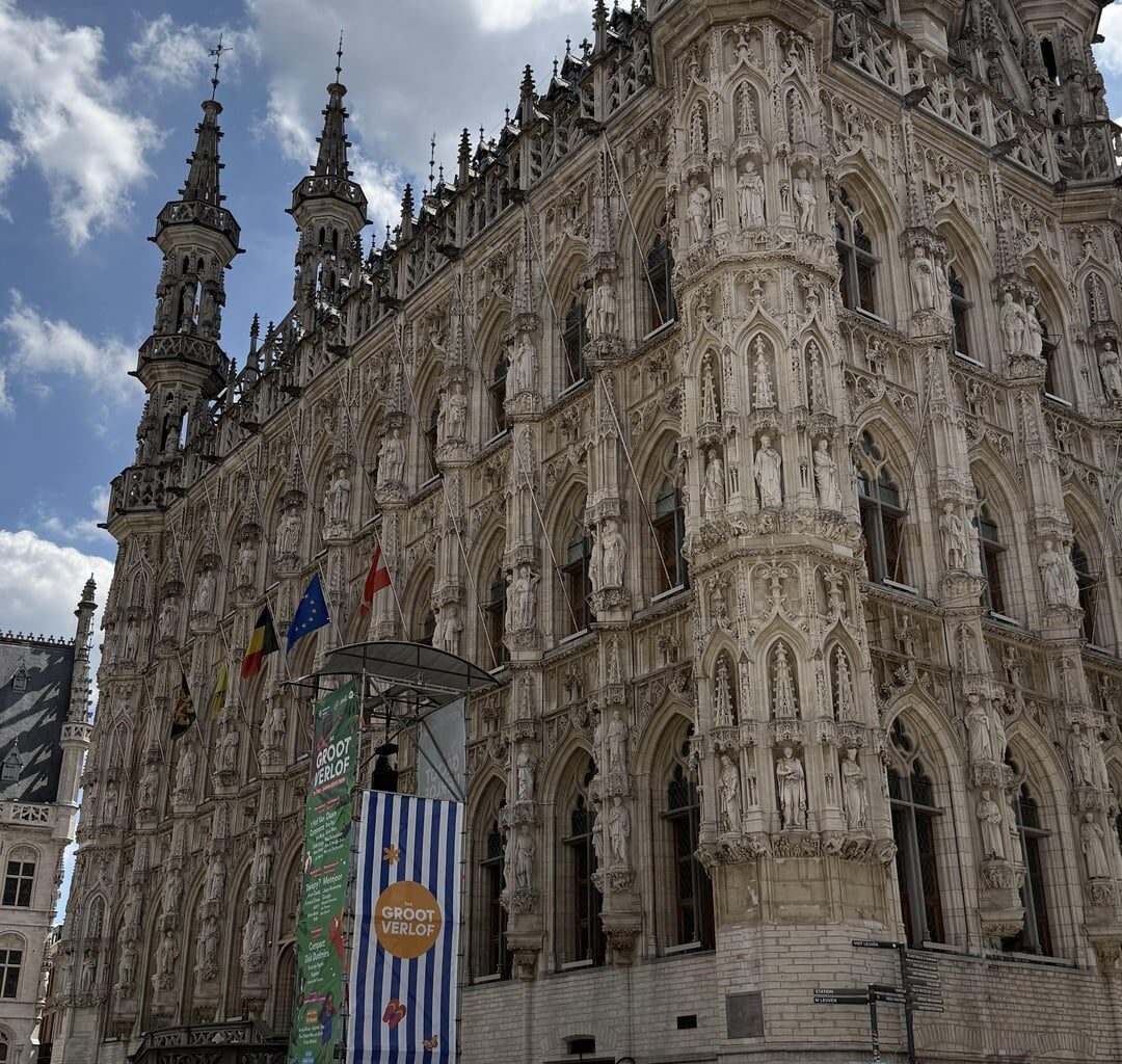 Despite having lived in Belgium for 20 years and having acquired citizenship, I’ve never left Brussels. In the past year, I’ve visited Ghent, Bruges, Chimay, the Eau d’Heure lakes, and today, I added Leuven to the list. Here are my favorite shots!