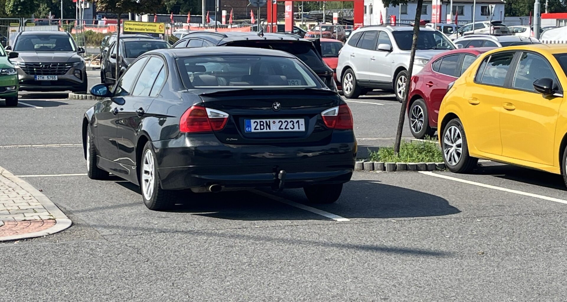 skoro Plné parkoviště a blbeček přes 4 parkovací místa ..