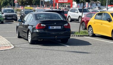 skoro Plné parkoviště a blbeček přes 4 parkovací místa ..
