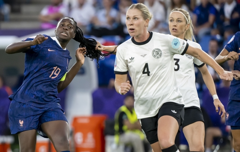 Kathrin Hendrich sikutas Griedge Mbocki patsist. Foto: Scanpix / Georgios Kefalas / EPA