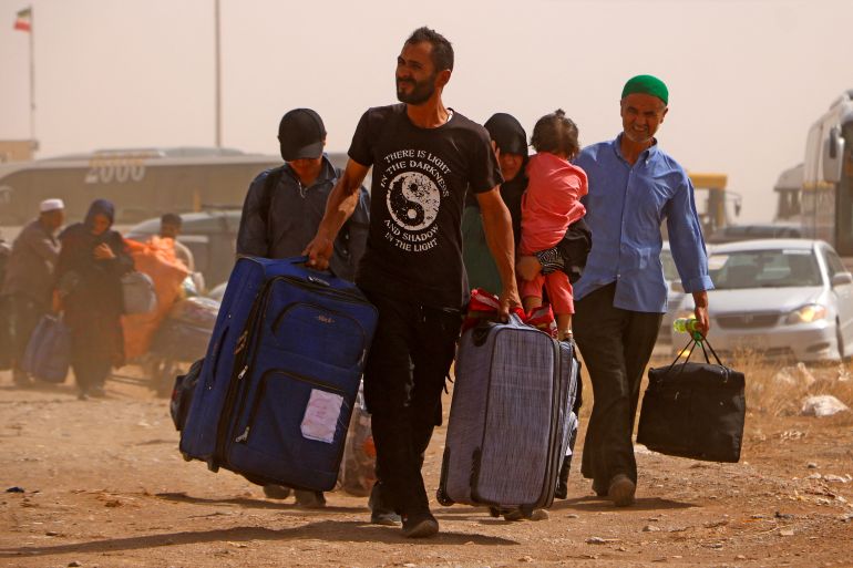Afghan refugees arrive from Iran at Islam Qala border