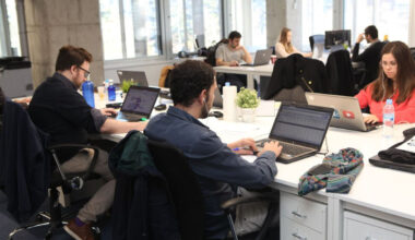 Jóvenes estudiantes trabajando
