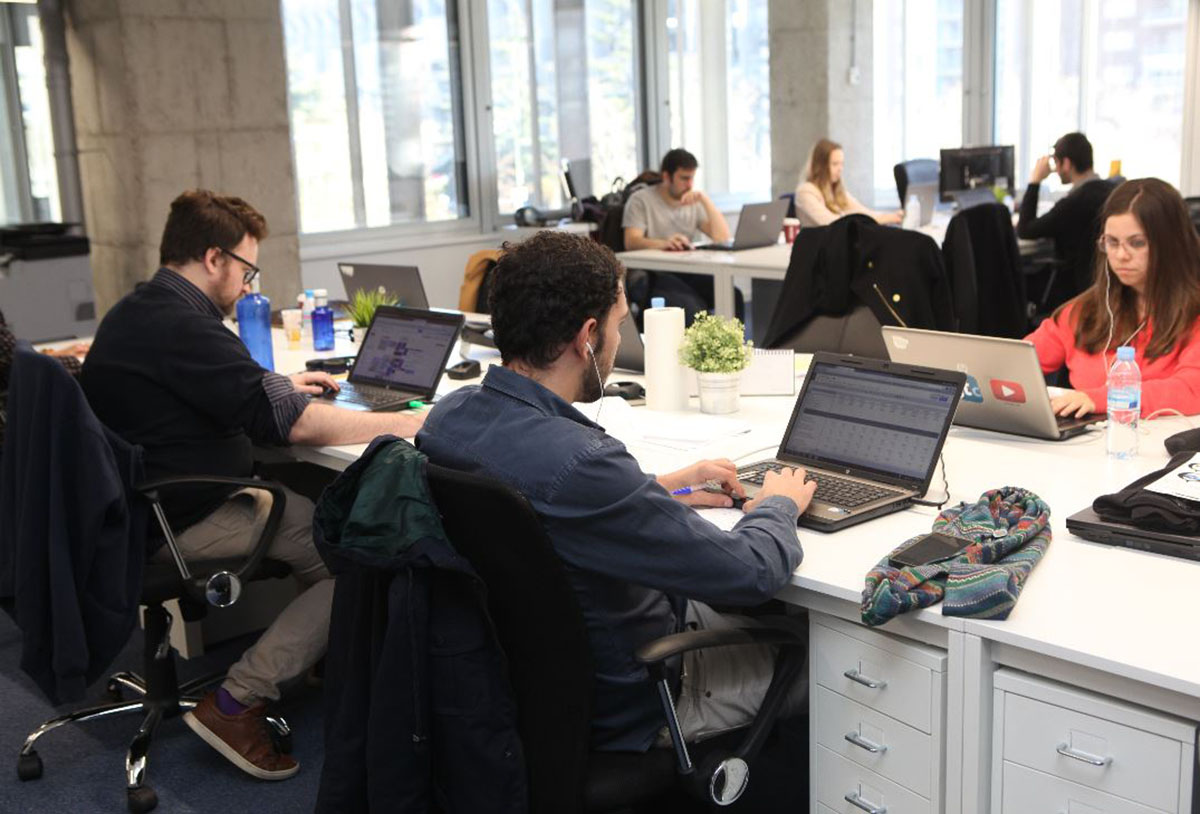 Jóvenes estudiantes trabajando