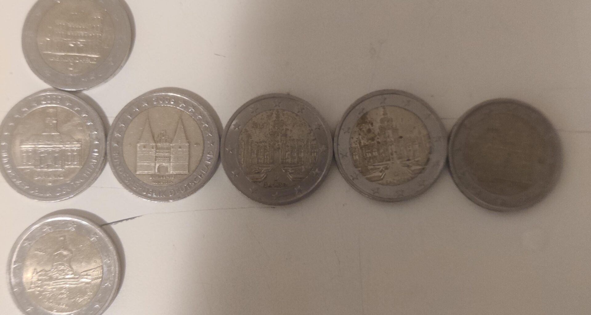 How many different 2€ coins can be collected with different buildings in it?