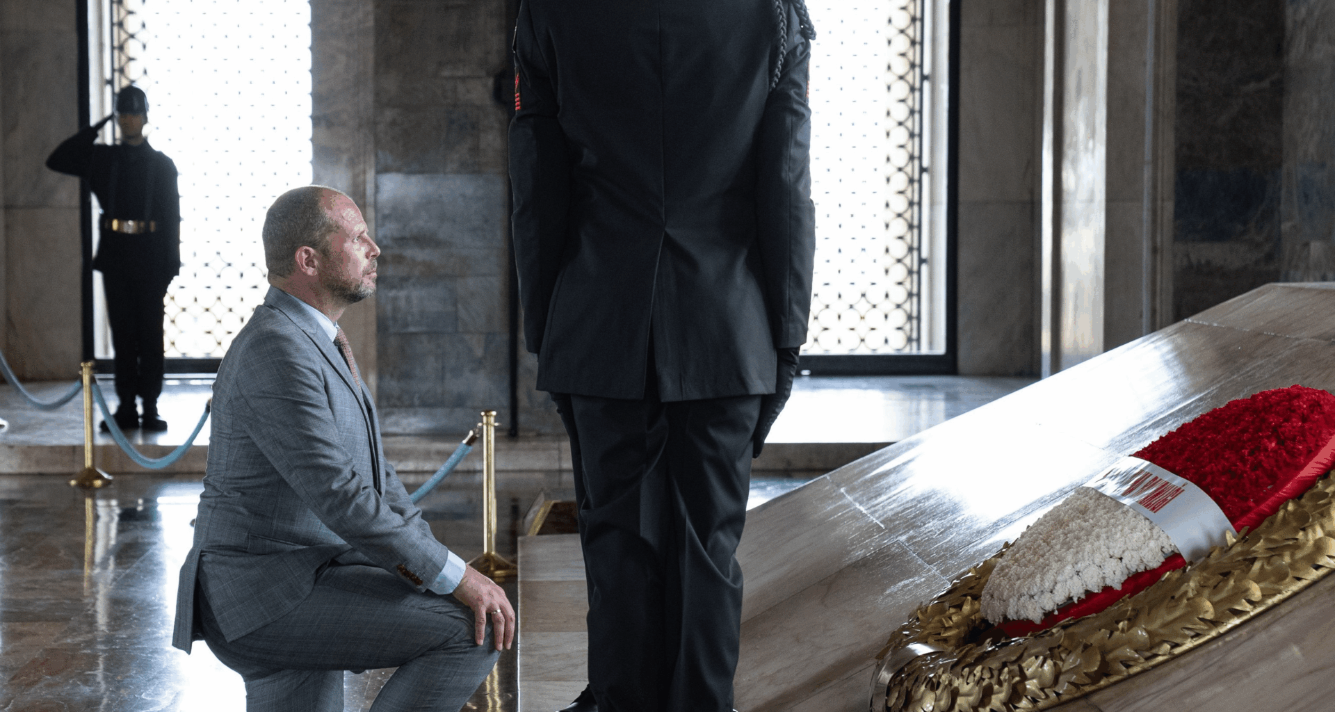 Belgian MoD kneels in front of Mustafa Kemal Atatürk's tomb, paying respect