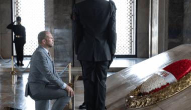 Belgian MoD kneels in front of Mustafa Kemal Atatürk's tomb, paying respect