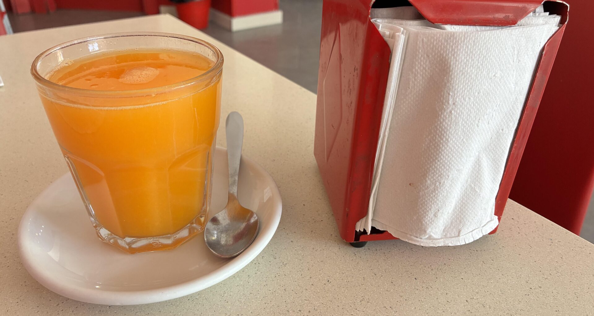 Zumo de naranja con servilletas