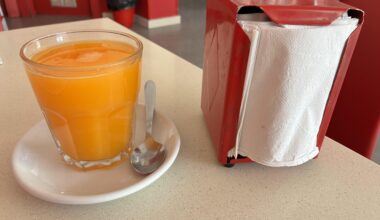 Zumo de naranja con servilletas