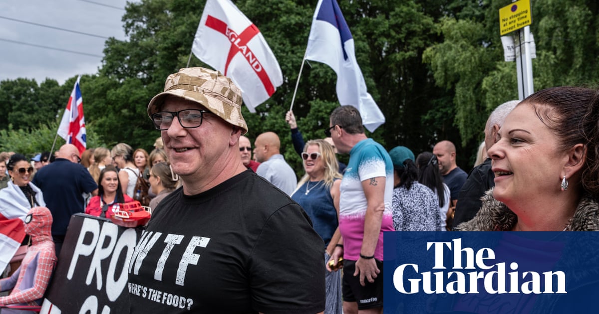 Hundreds gather again at Essex asylum hotel in weekend of anti-immigrant protests | UK news