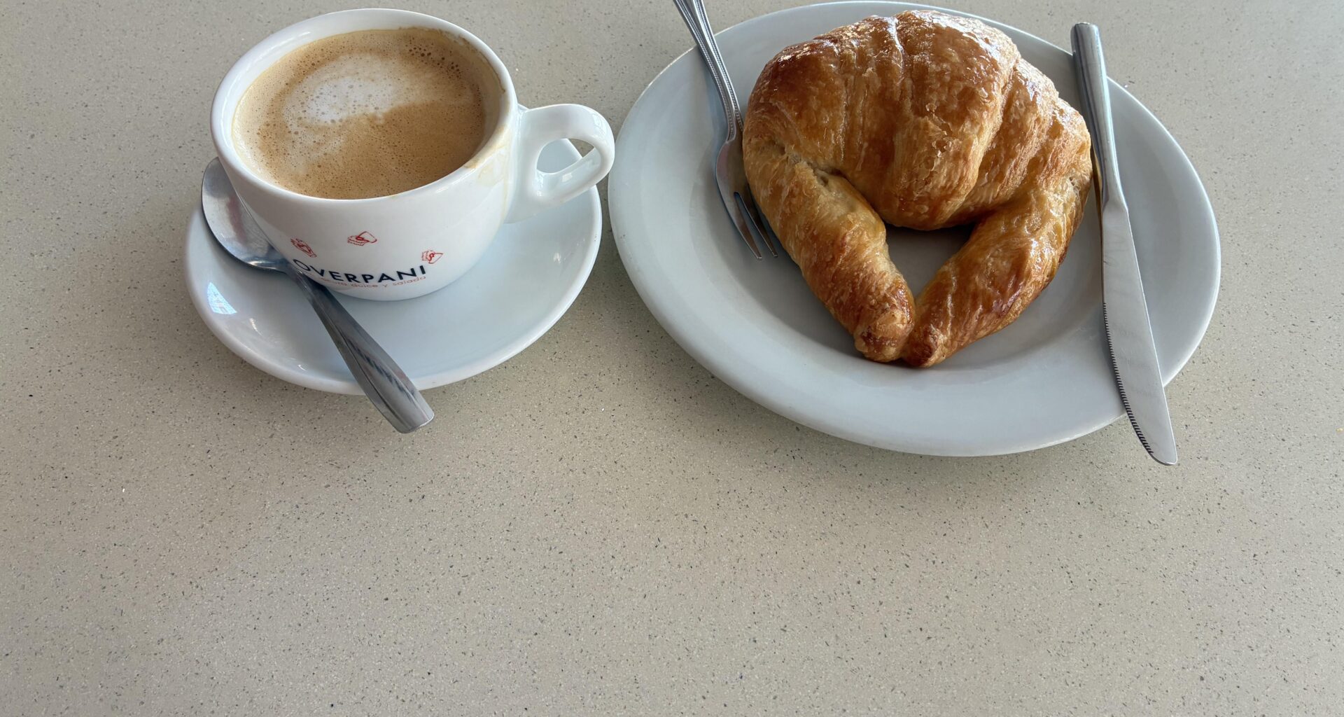 Café con leche con croissant 🥐