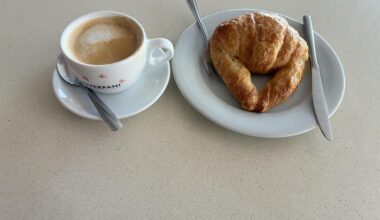 Café con leche con croissant 🥐