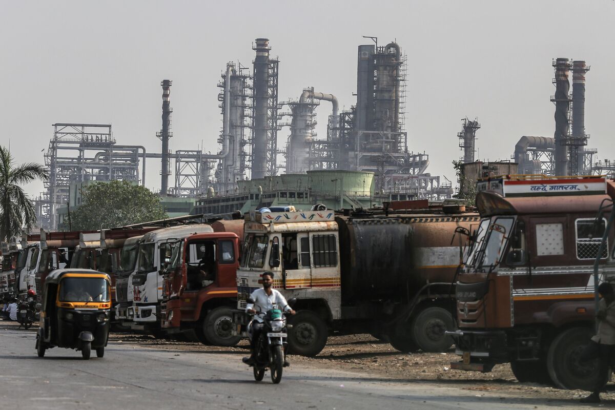 Indian Refiners Look More Widely for Oil After EU’s Russia Curbs