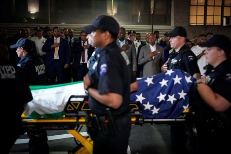 Newyorkilaiset seisoivat kadun varrella kädet sydämillään, kun menehtyneen Didarul Islamin ruumis kuljetettiin pois ambulanssissa.