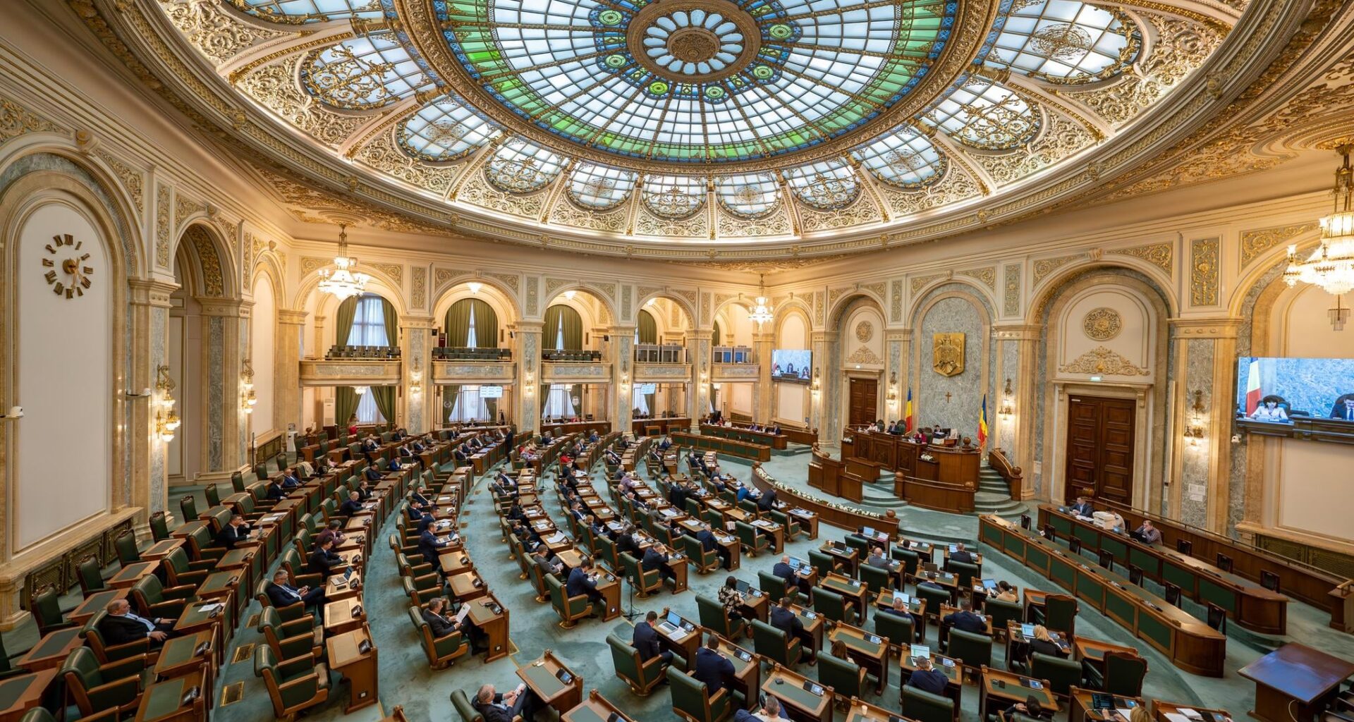 shopping de lux în Senatul României: s-au cumpărat eșarfe din mătase, serviete din piele, butoni și cravate de peste 280.000 euro