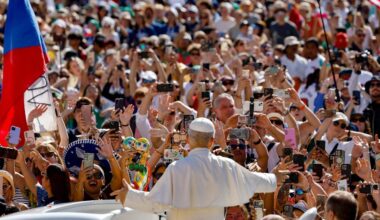Pope at Audience: May our means of communication heal you and not trouble you