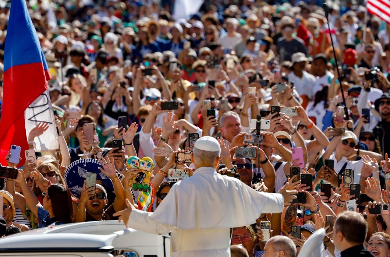 Pope at Audience: May our means of communication heal you and not trouble you