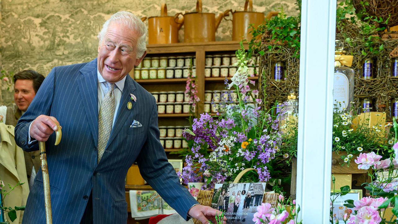 Like mother, like son: King Charles turns to Queen Elizabeth II’s trusted artist for his royal signature