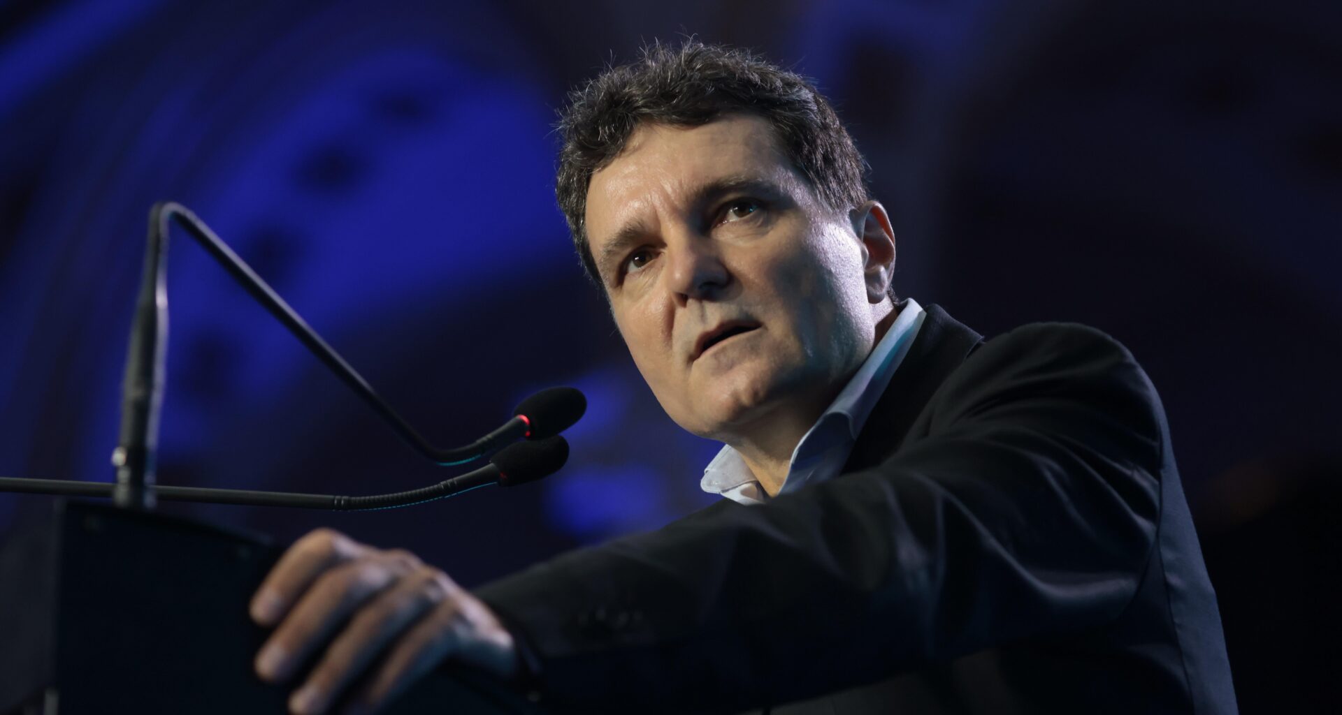 Nicuşor Dan a criticat pensiile magistraților, declarând că pensia echivalentă cu salariul pentru magistraţi încurajează ieşirea din sistem, afectând calitatea justiţiei